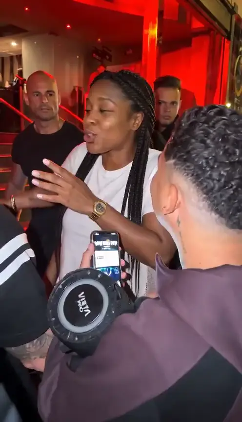 Una mujer ficticia con trenzas en la escena del freestyle con luces rojas, hecho con Bulin 47 IA